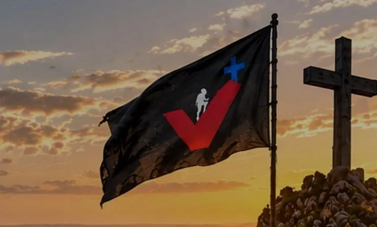 Bandera de VALIENTES junto a una cruz en la cima, al atardecer